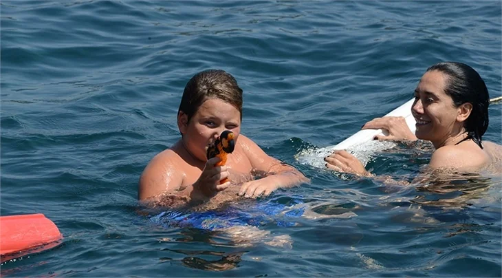 Eski eşi ve oğluyla tatilde!