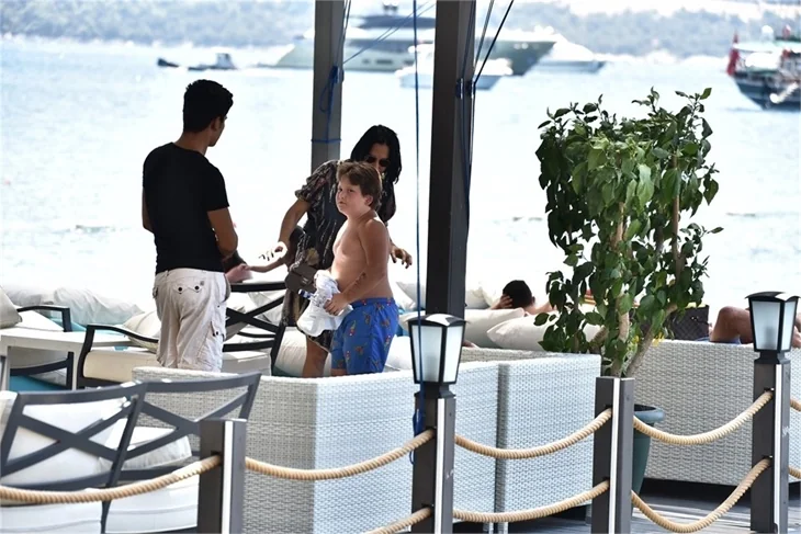 Eski eşi ve oğluyla tatilde!