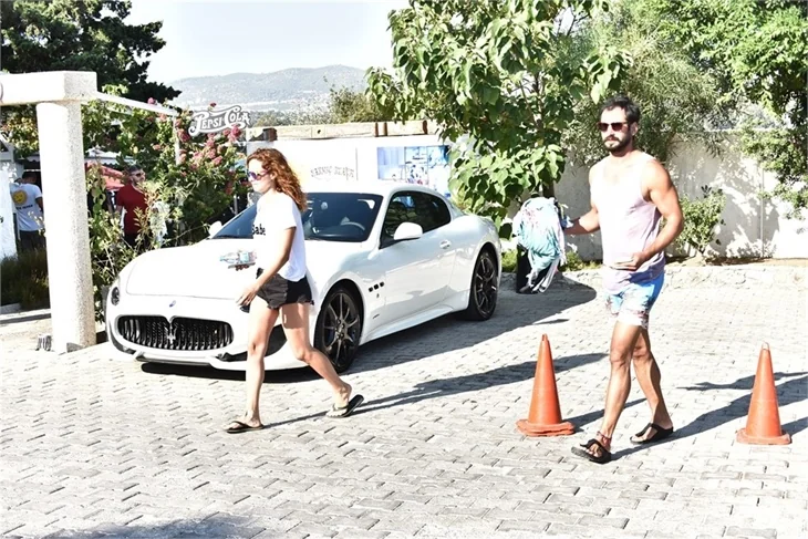 Özge Özpirinçci plajı terk etti!