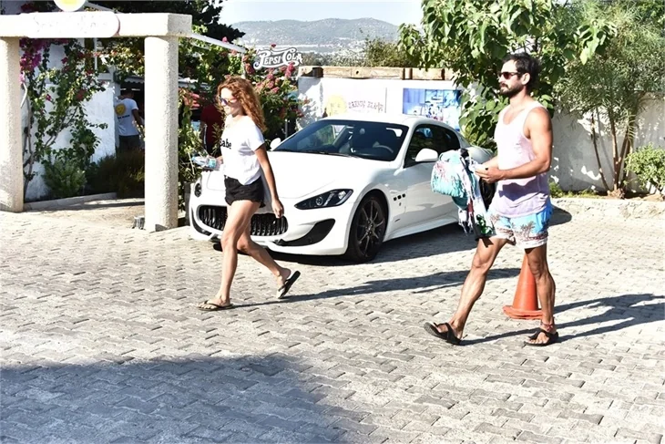 Özge Özpirinçci plajı terk etti!