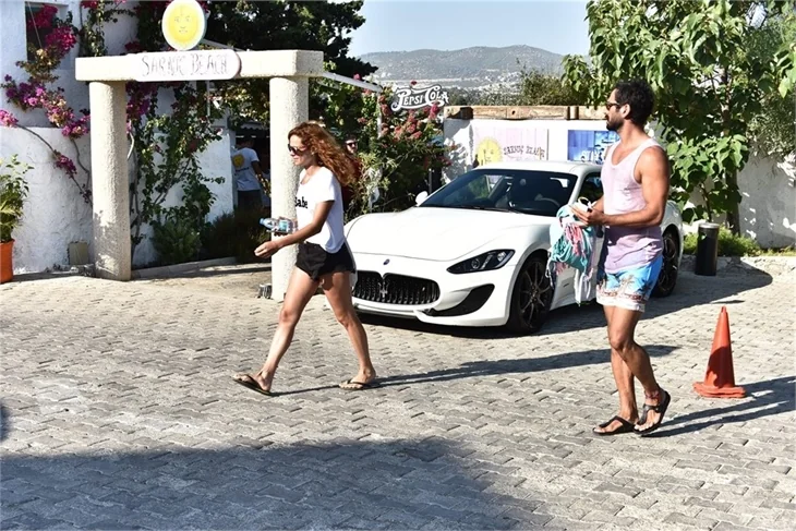 Özge Özpirinçci plajı terk etti!