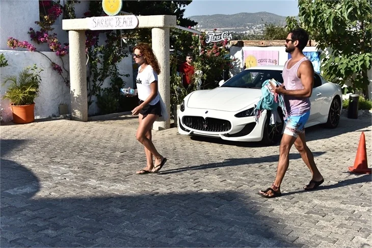 Özge Özpirinçci plajı terk etti!