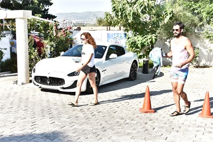 Özge Özpirinçci plajı terk etti!