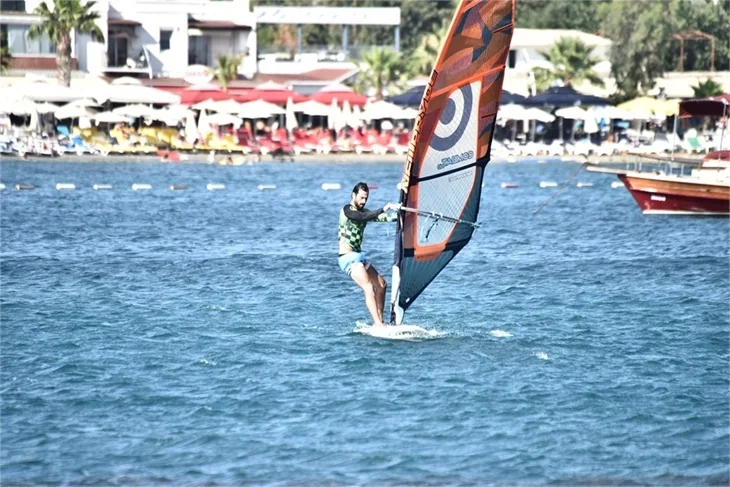Özge Özpirinçci plajı terk etti!