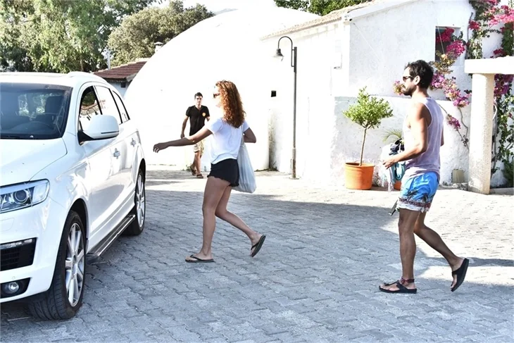 Özge Özpirinçci plajı terk etti!