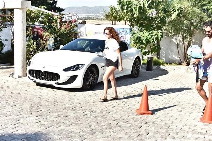 Özge Özpirinçci plajı terk etti!