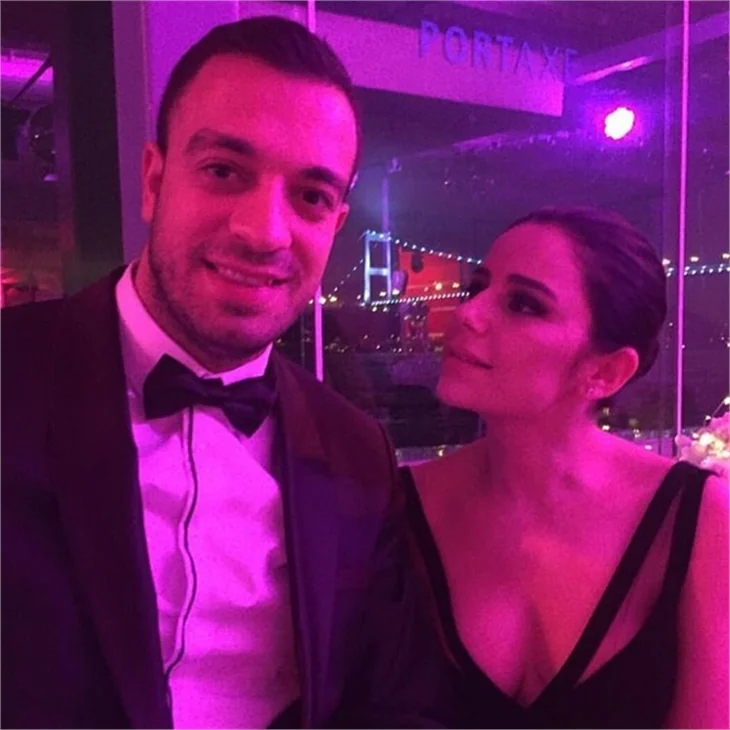 Merve Özbey, sevgilisi Murat Binici’yle İspanya’da