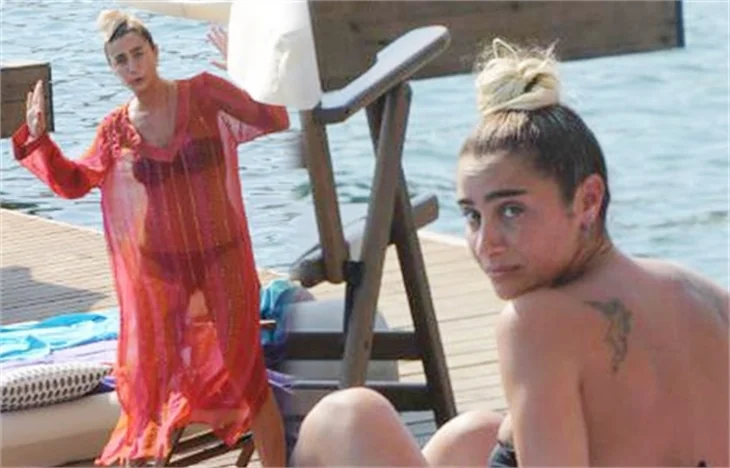 Sıla yine bikinili yakalandı!