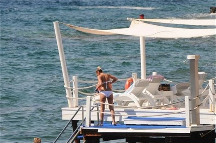 Sıla yine bikinili yakalandı!