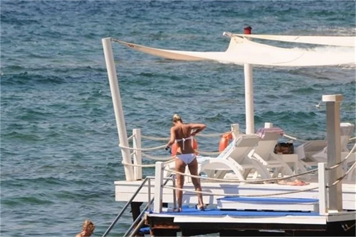 Sıla yine bikinili yakalandı!
