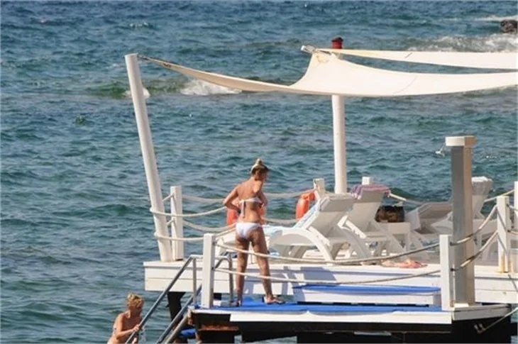 Sıla yine bikinili yakalandı!