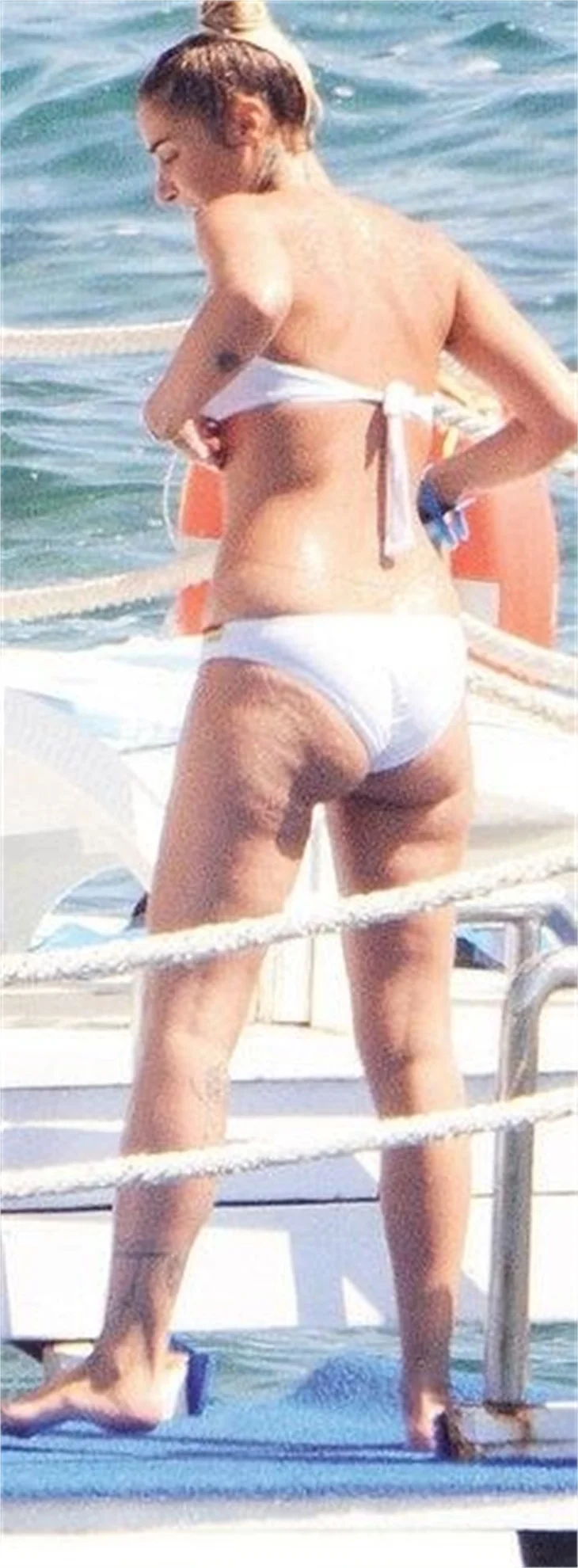 Sıla yine bikinili yakalandı!