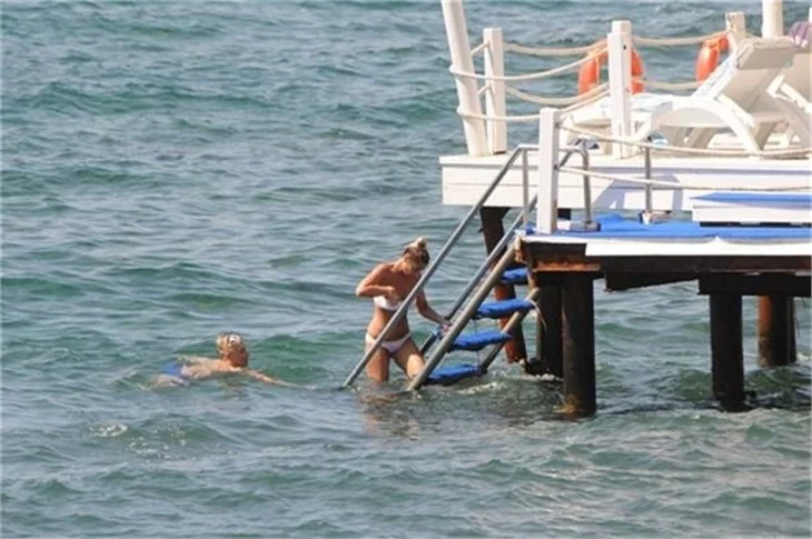 Sıla yine bikinili yakalandı!