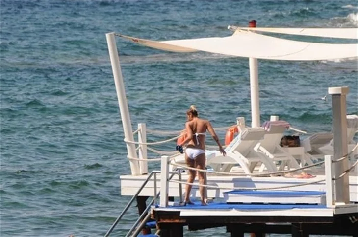 Sıla yine bikinili yakalandı!