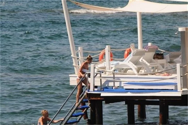 Sıla yine bikinili yakalandı!