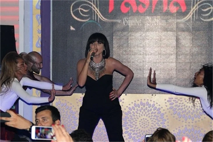 3 aylık hamile Gülşen sahnede duramadı!