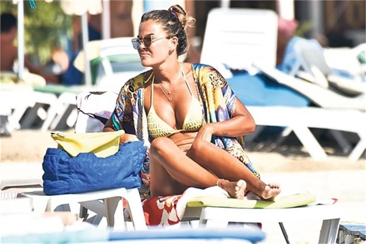 Özlem Yıldız'dan güneş banyosu!