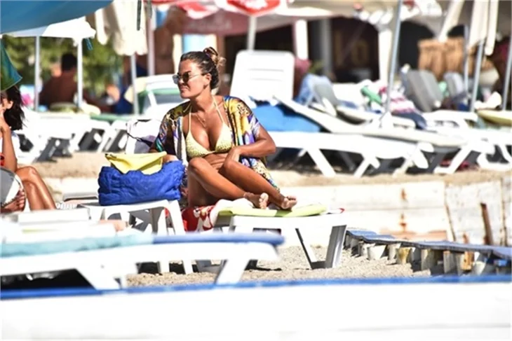 Özlem Yıldız'dan güneş banyosu!