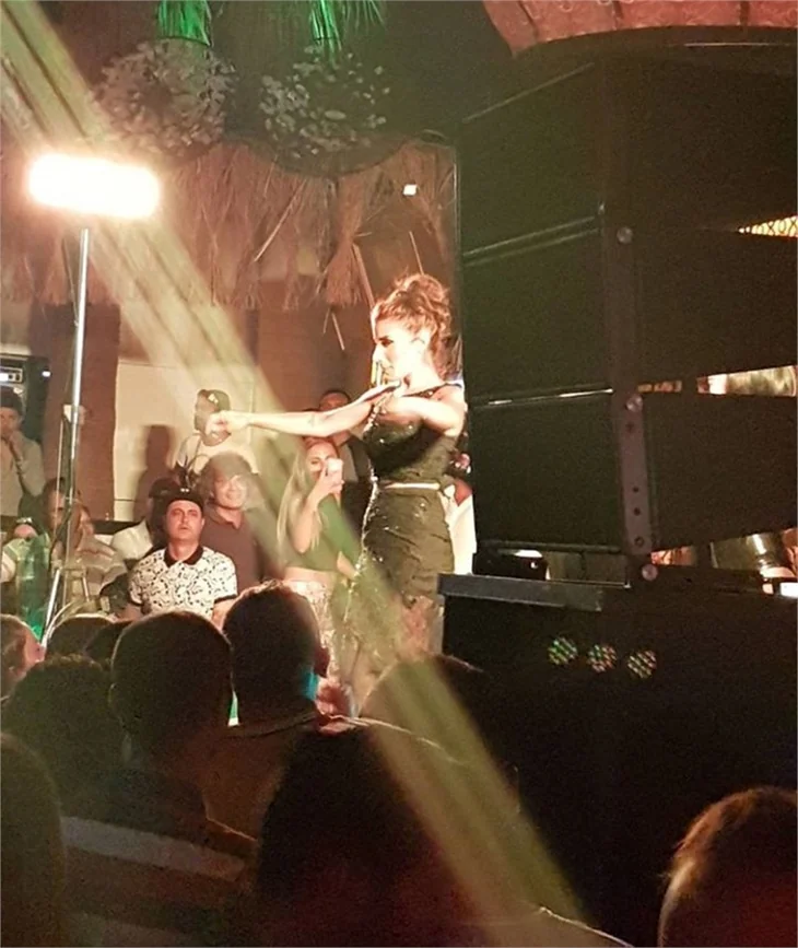 İrem Derici, Bodrum'da büyüledi