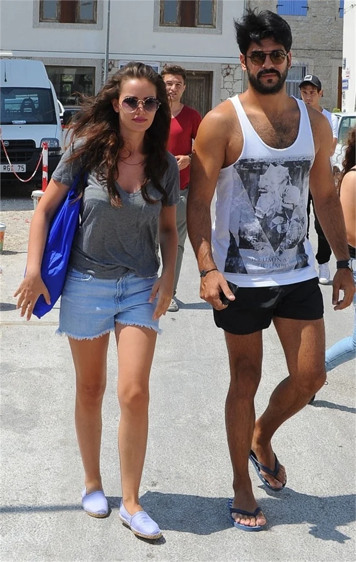 Burak Özçivit ve Fahriye Evcen Çeşme tatilinde