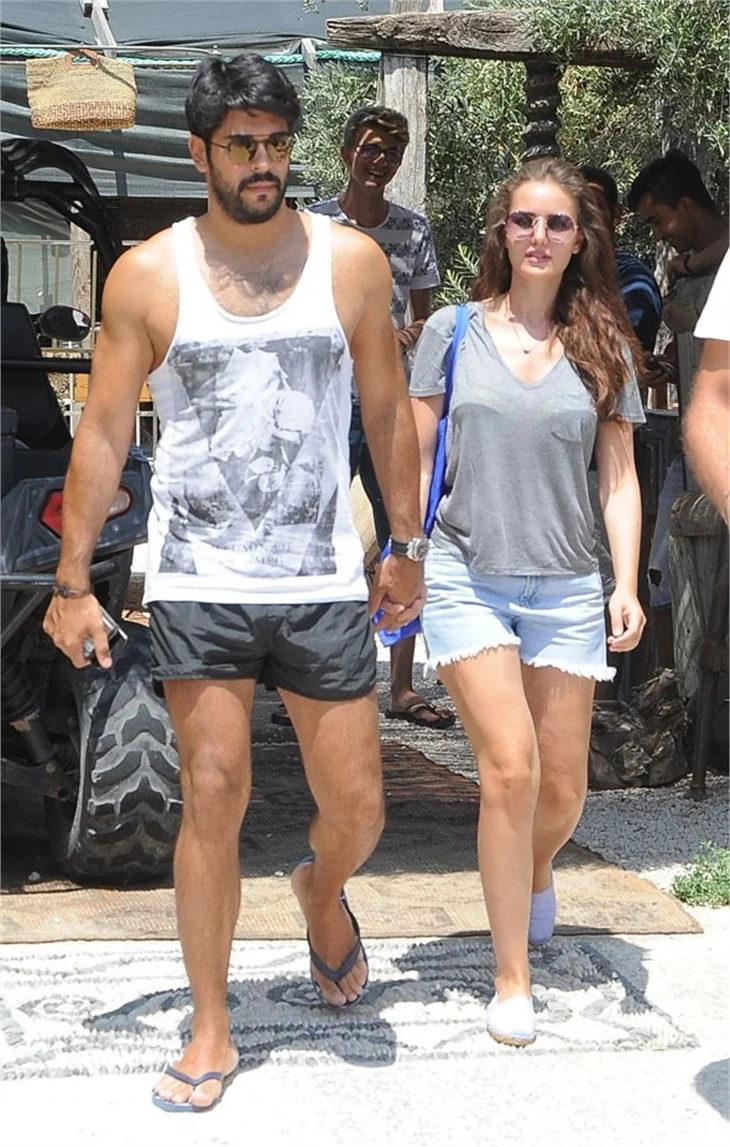 Burak Özçivit ve Fahriye Evcen Çeşme tatilinde