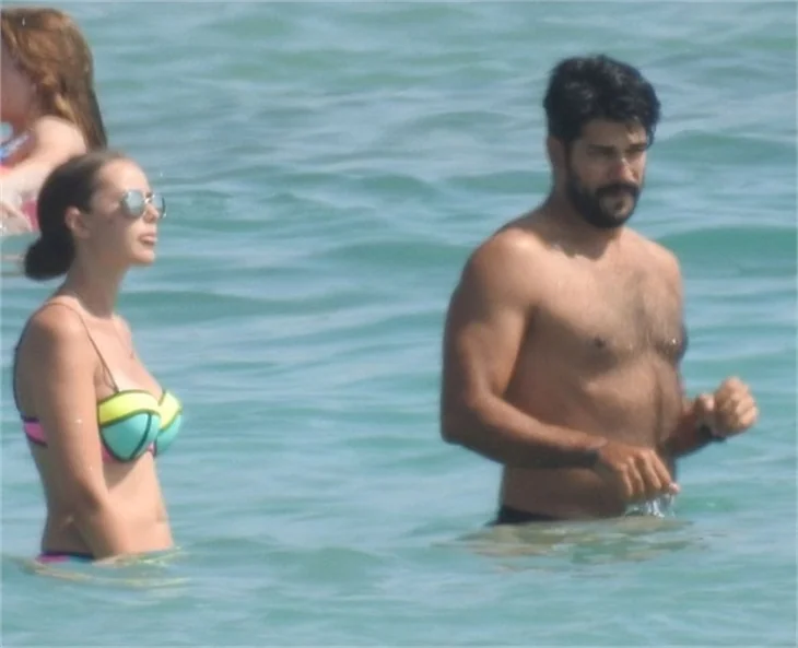 Burak Özçivit ve Fahriye Evcen Çeşme tatilinde