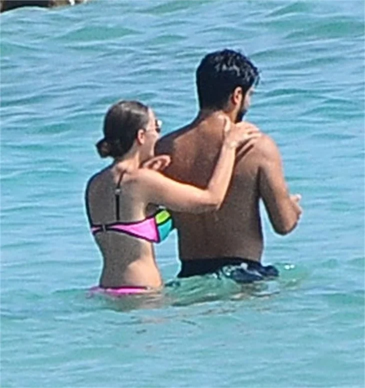 Burak Özçivit ve Fahriye Evcen Çeşme tatilinde