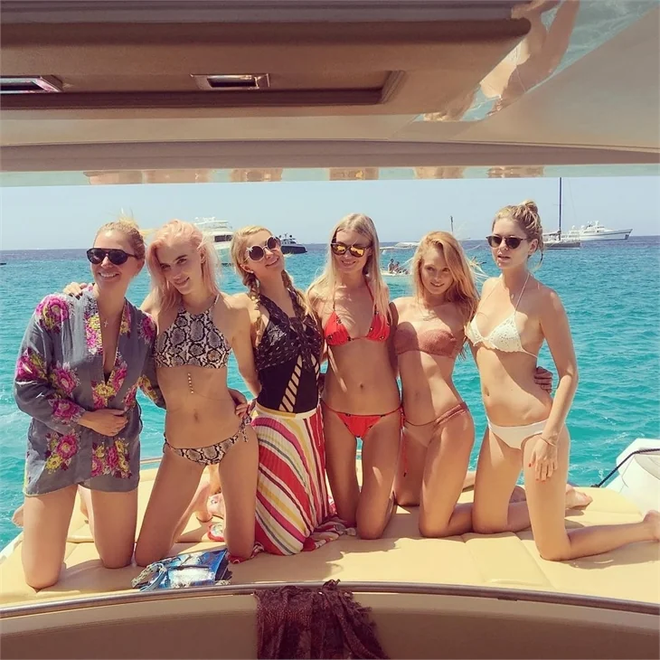 Paris Hilton kız kıza tekne tatilinde