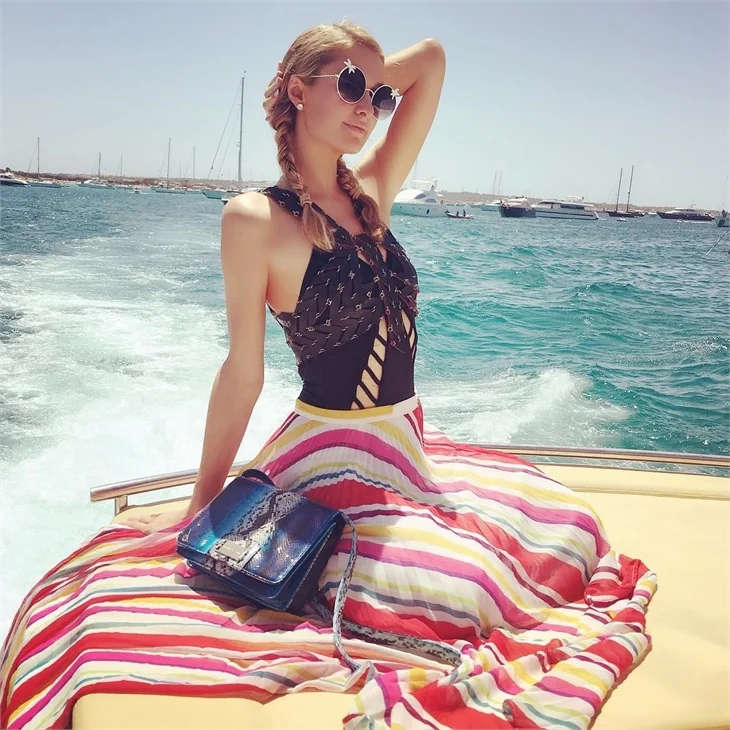 Paris Hilton kız kıza tekne tatilinde