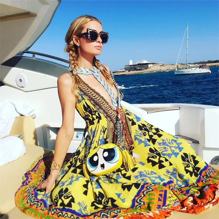 Paris Hilton kız kıza tekne tatilinde