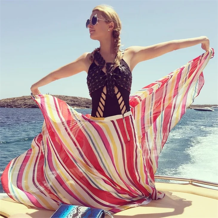 Paris Hilton kız kıza tekne tatilinde