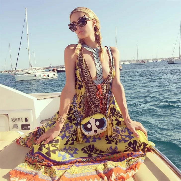 Paris Hilton kız kıza tekne tatilinde