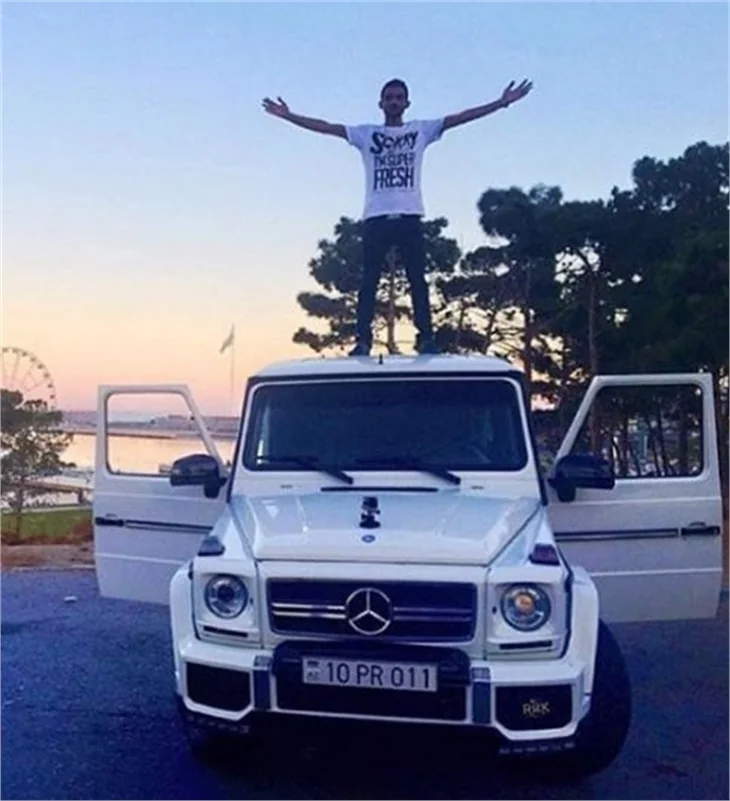 Yeni akım arabanın üzerinde poz vermek!