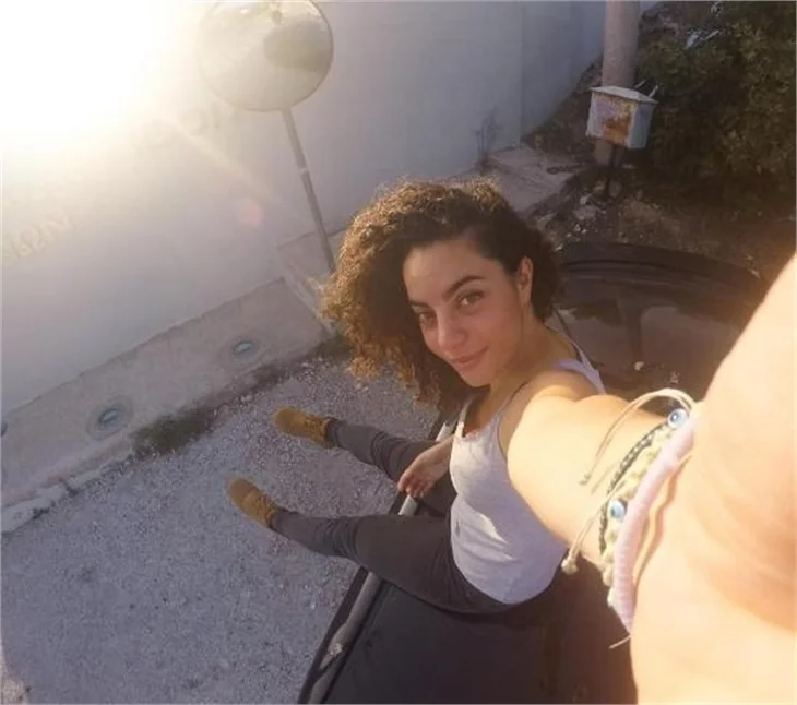 Yeni akım arabanın üzerinde poz vermek!