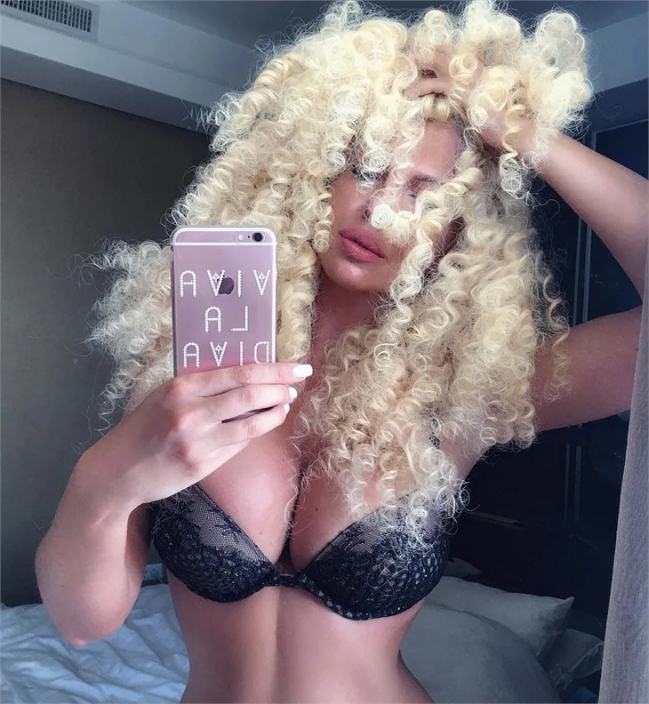 Jelena Karleusa'dan sütyenli paylaşım