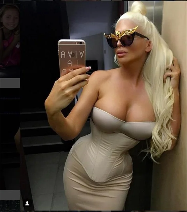 Jelena Karleusa'dan sütyenli paylaşım