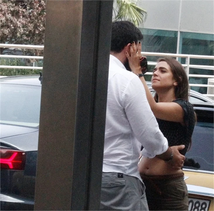 Kırgın Çiçekler'in güzeli sokakta aşka geldi