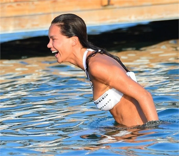 Ebru Şallı tatile devam ediyor