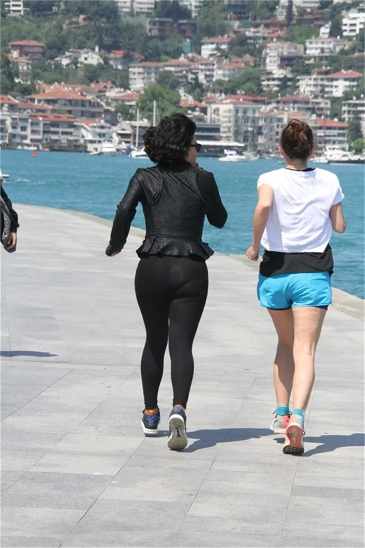 Göksel'den derin göğüs dekoltesi