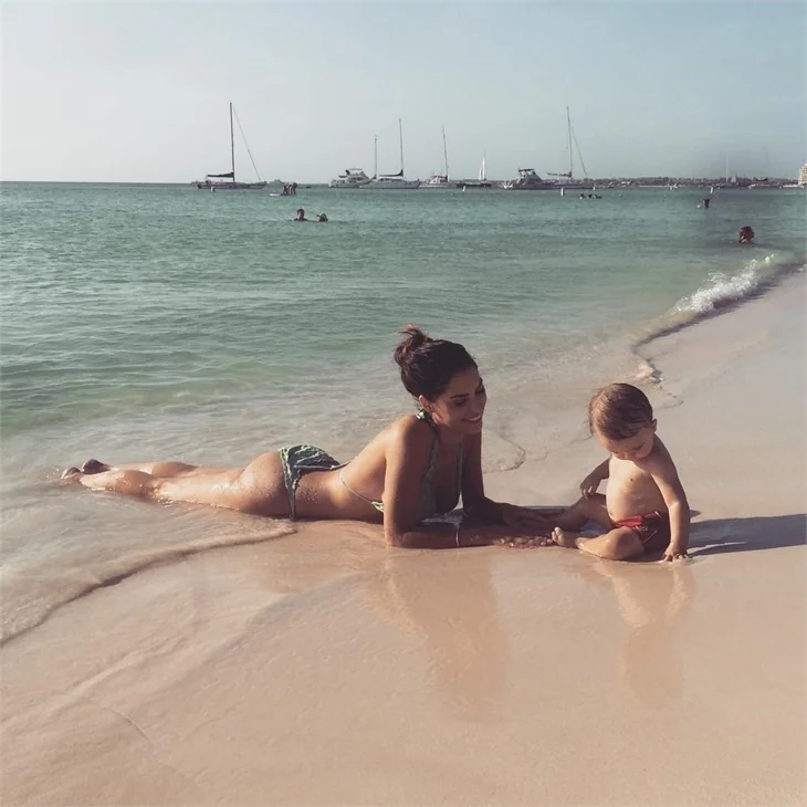 Yolanthe Cabau fiziğini sergiledi