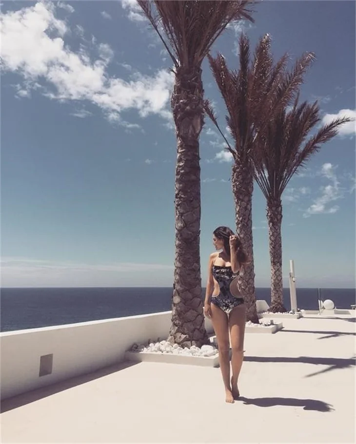 Yolanthe Cabau fiziğini sergiledi