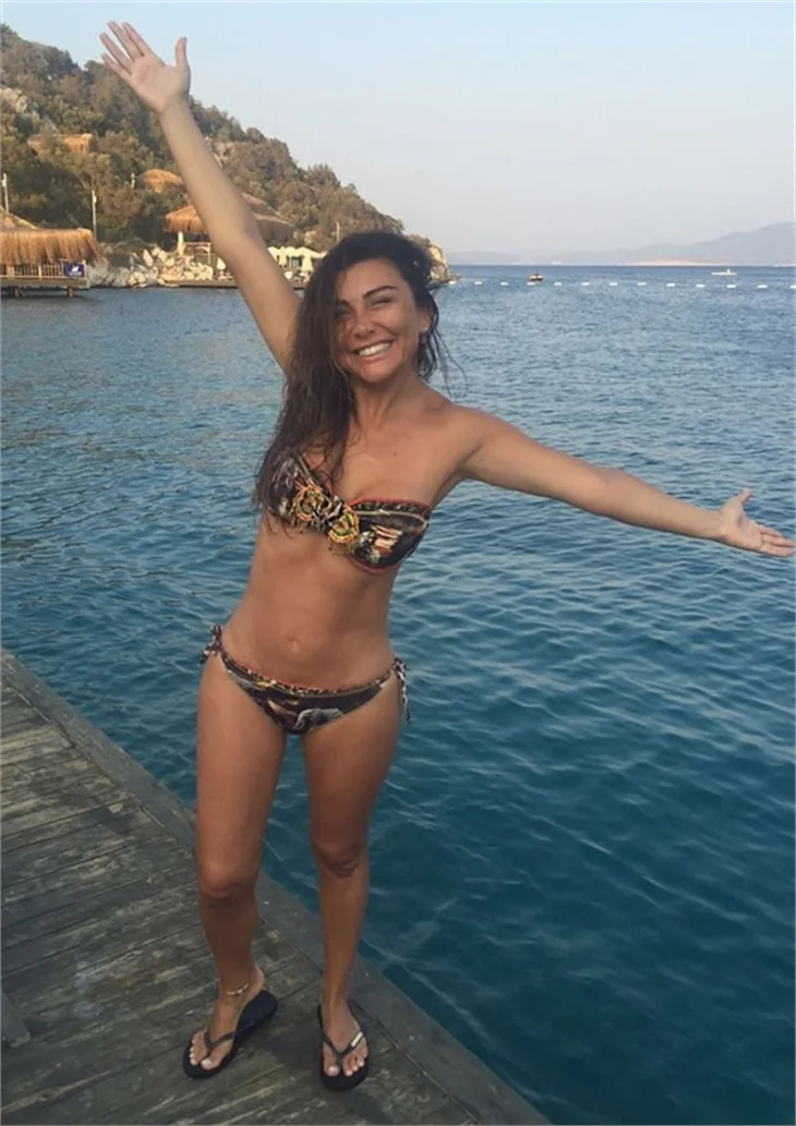 Selen Görgüzel fit vücudu ile dikkat çekti