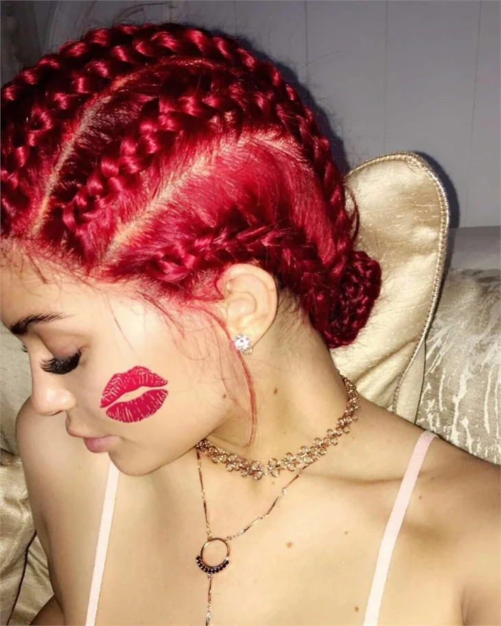 Kylie Jenner 19. yaşına böyle girdi..
