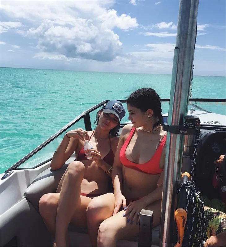 Kylie Jenner 19. yaşına böyle girdi..