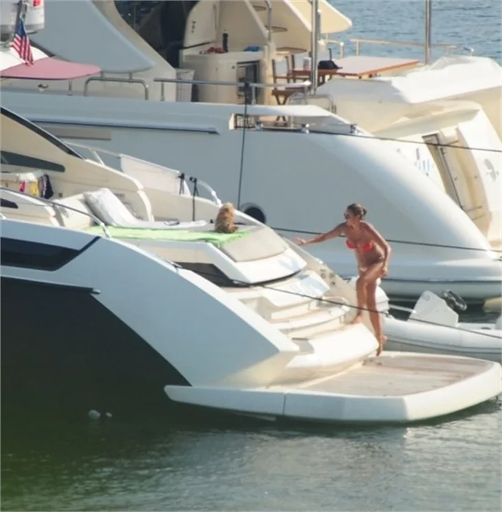 Pınar Altuğ Bodrum tatilinde