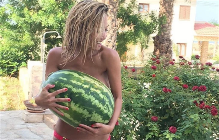 Myleene Klass'ın karpuzla verdiği poz olay oldu