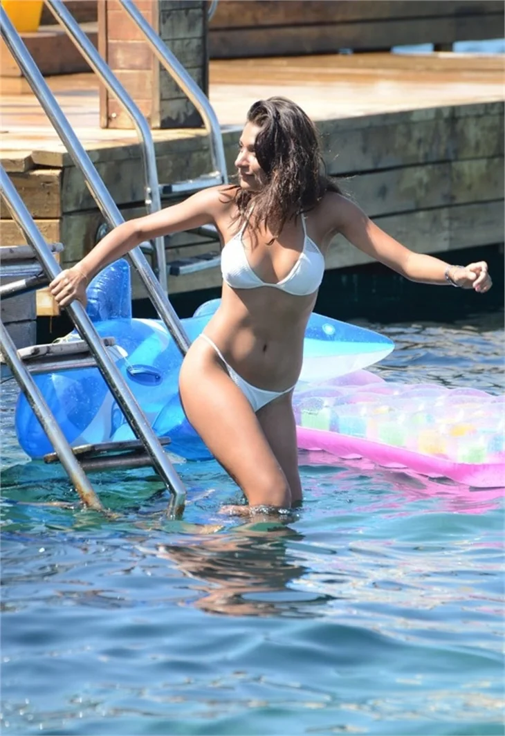 Tuğba Altıntop kızlarıyla Bodrum'da buluştu