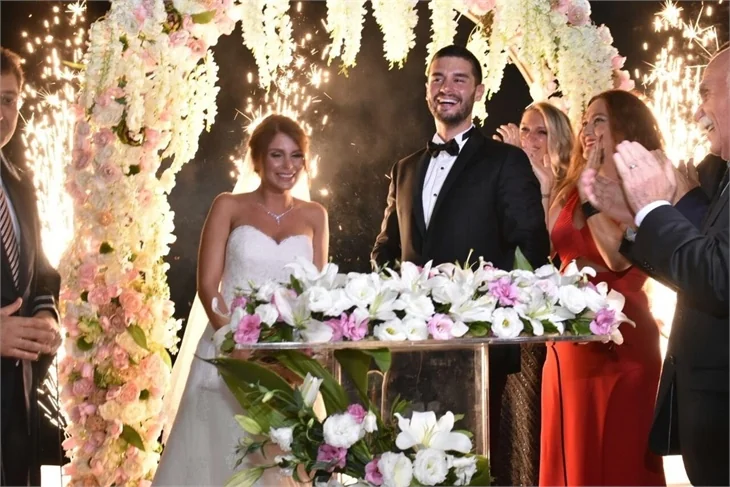 Ünlü isimlerin günlerce konuşulan gelinlikleri!