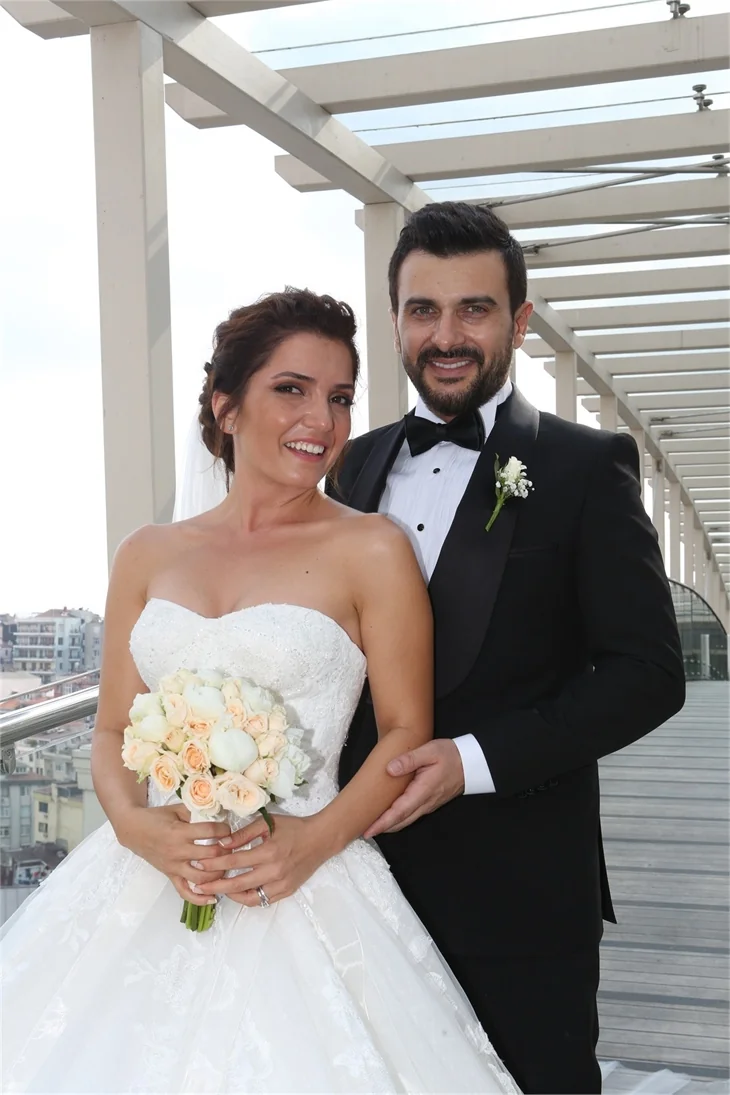 Ünlü isimlerin günlerce konuşulan gelinlikleri!