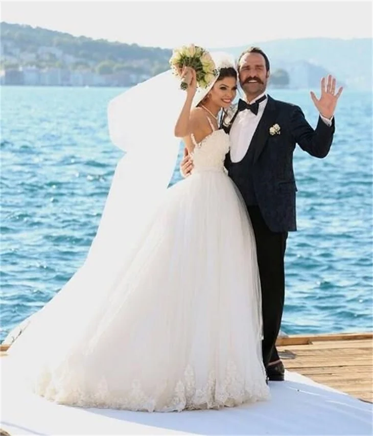 Ünlü isimlerin günlerce konuşulan gelinlikleri!